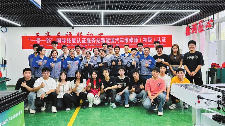 重庆城市职业学院 以“职教出海”为引擎，驱动“渝车出海”网络技术服务新航程